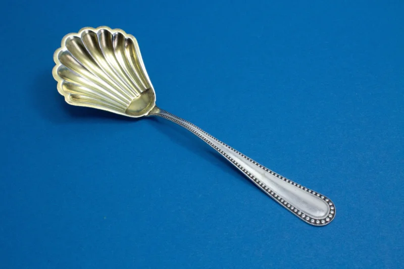 Versilberter Zuckerlöffel mit Perlmuster um 1920