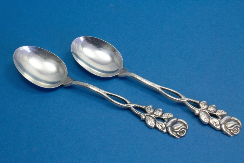 2 Mokkalöffel mit Rosenmuster, versilbertes Besteck, Kaffeelöffel
