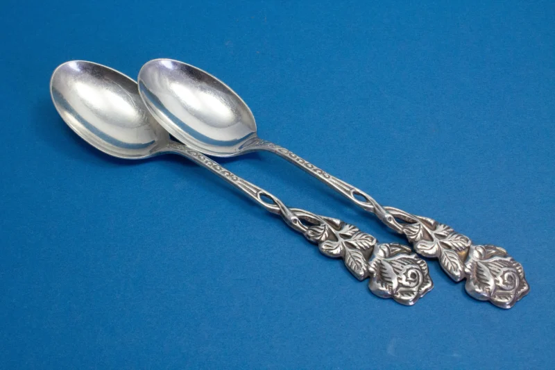 2 Teelöffel mit Rosenmuster, versilbertes Besteck