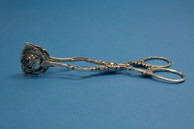 Kleine Gebäckzange aus 800er Silber, Rosenbesteck
