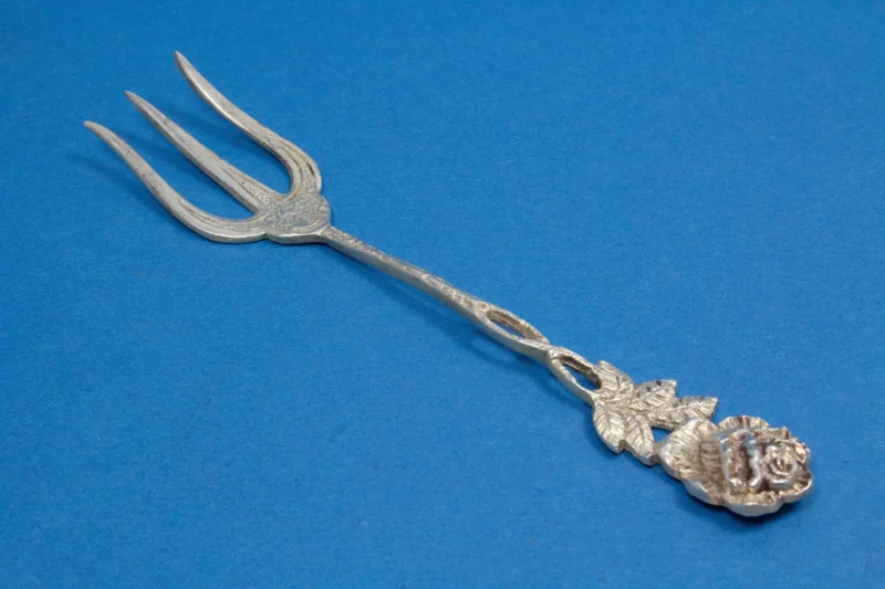 Schöne Brotgabel aus Silber mit Rosenmuster