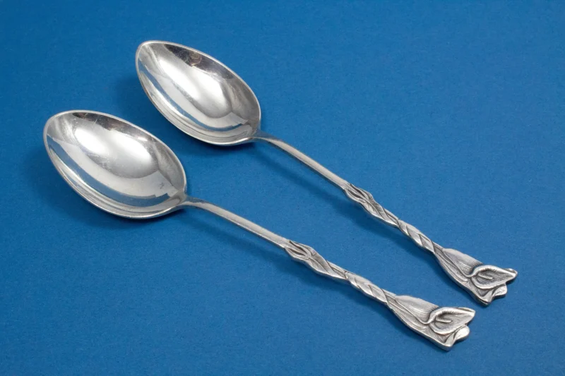 2 schöne Teelöffel mit Callasblüten, versilbert
