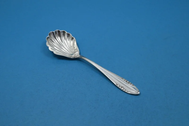 Versilberter Zuckerlöffel von Wellner, Blüten