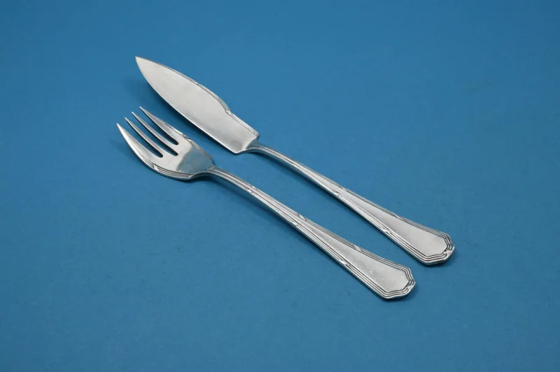 Versilbertes Fischbesteck für eine Person, Wellner Kreuzband