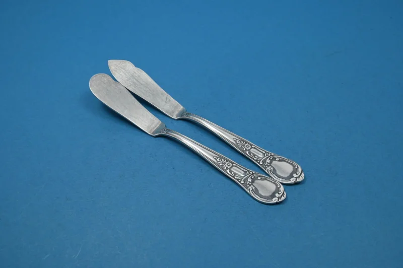 Käsemesser und Buttermesser, versilberte Messer, Rokoko