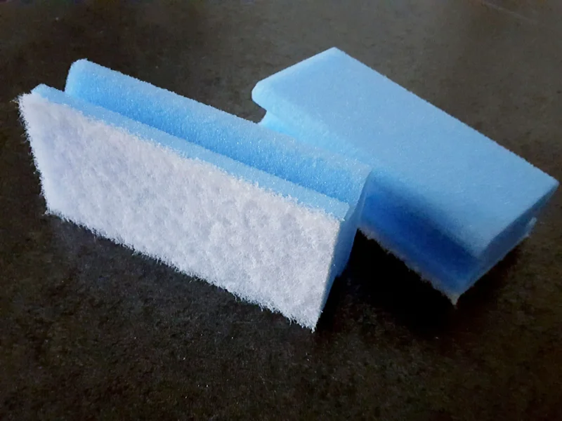 Pflegeschwamm blau/weiß mit Griffleiste, ca. 7 x 15 cm