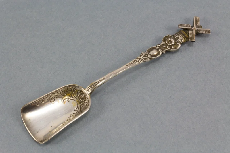 Kleiner Zuckerlöffel aus 800er Silber mit kleiner Windmühle von Christoph Widmann - Löffelland