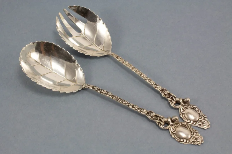 Kleines silbernes Salatbesteck mit Putti, 800er Silber, Vorlegebesteck, Jugendstil, - Löffelland