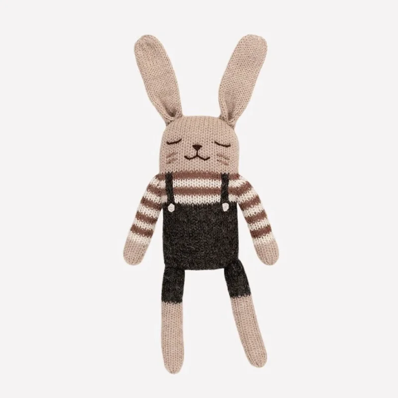 Hase aus Alpakawolle mit schwarzem Strampler