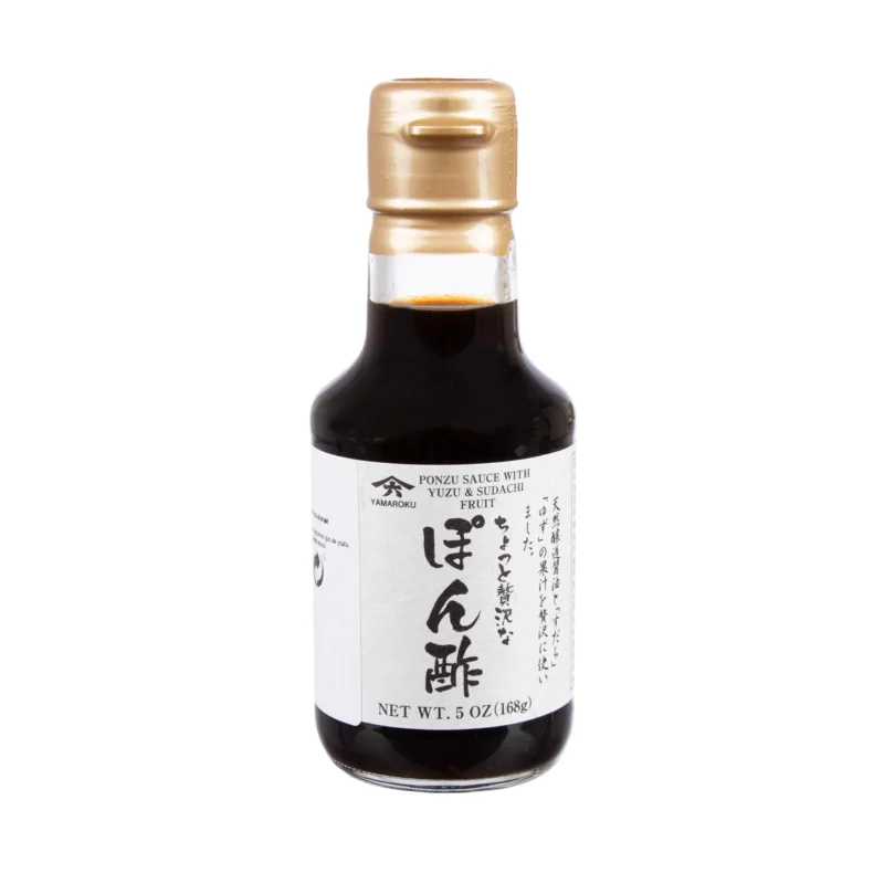 Yamaroku Sojasauce Tsuru Bishio Flasche vor weißem Hintergrund.