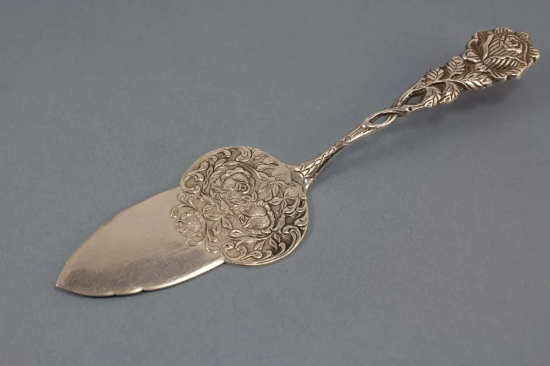 Tortenheber mit Rosendekor, versilberter Gebäckheber - Löffelland