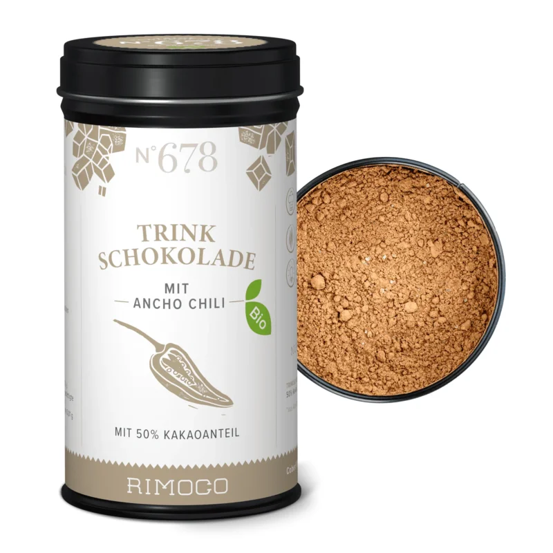 Bio Trinkschokolade mit Ancho Chili steht neben einer geöffneten Dose mit dunklem Kakaopulver.