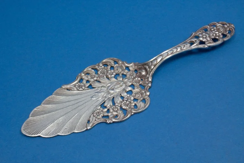 Versilberter Gebäckheber, Jugendstil mit Rosen - Löffelland