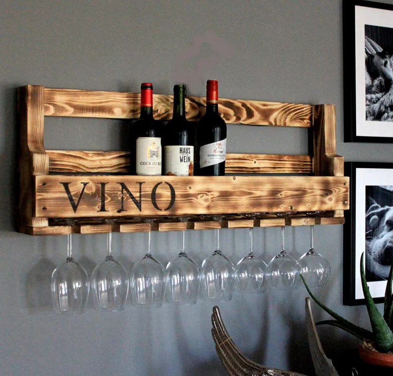 Weinregal aus Holz mit Gläserhalter und VINO Schriftzug Geflammt