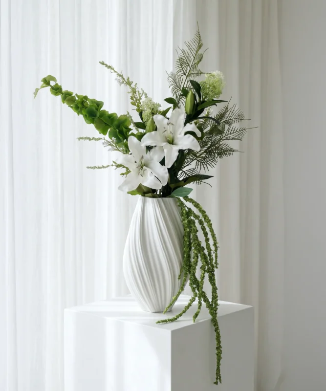 Realistisches Kunstblumen-Bouquet White Drama 7er in Weiß und Grün – bloom collection von 7 O'CLOCK
