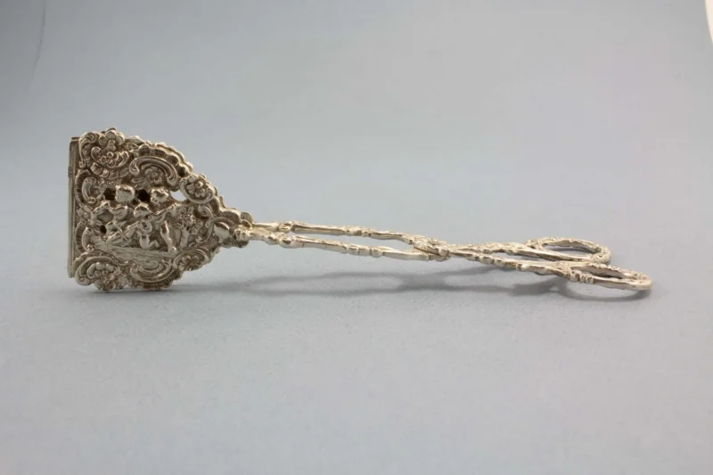 Zierliche Gebäckzange aus 800er Silber, Kekszange mit Putti - Löffelland