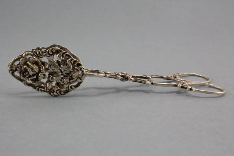 Zierliche Gebäckzange aus Silber, Kekszange mit schönem Dekor - Löffelland