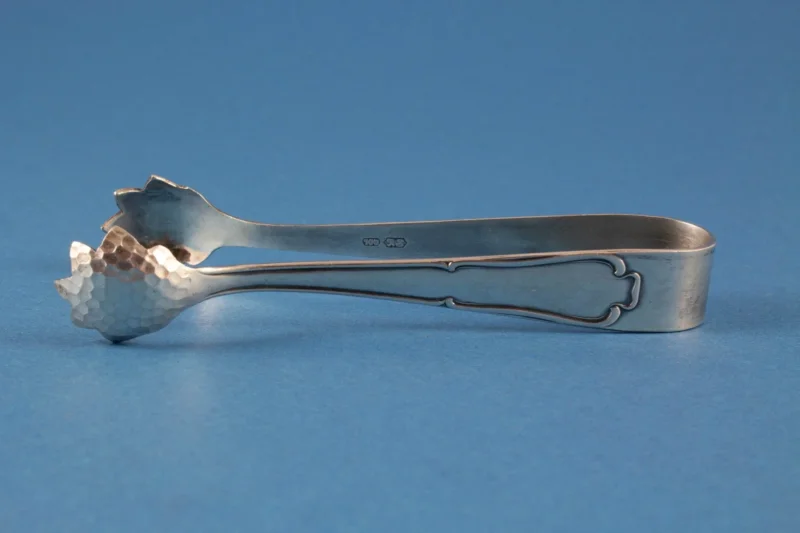 Zuckerzange mit Hammerschlagmuster , versilberte Zange für Zucker - Löffelland